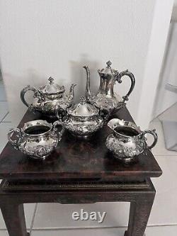 ENSEMBLE DE THÉ ET DE CAFÉ EN ARGENT WILCOX ANTIQUE CO. PLATE QUADRUPLE REPOUSSÉ 5 pièces 1893