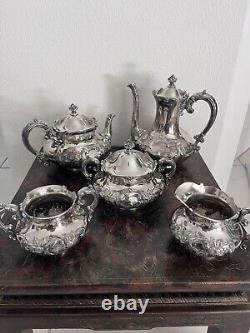 ENSEMBLE DE THÉ ET DE CAFÉ EN ARGENT WILCOX ANTIQUE CO. PLATE QUADRUPLE REPOUSSÉ 5 pièces 1893