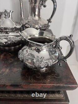 ENSEMBLE DE THÉ ET DE CAFÉ EN ARGENT WILCOX ANTIQUE CO. PLATE QUADRUPLE REPOUSSÉ 5 pièces 1893