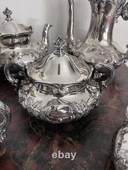 ENSEMBLE DE THÉ ET DE CAFÉ EN ARGENT WILCOX ANTIQUE CO. PLATE QUADRUPLE REPOUSSÉ 5 pièces 1893