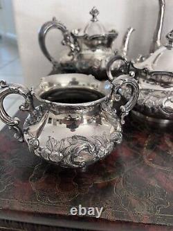 ENSEMBLE DE THÉ ET DE CAFÉ EN ARGENT WILCOX ANTIQUE CO. PLATE QUADRUPLE REPOUSSÉ 5 pièces 1893