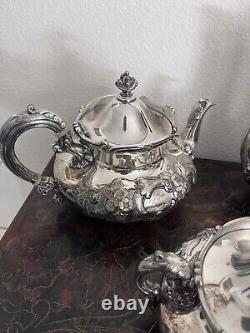 ENSEMBLE DE THÉ ET DE CAFÉ EN ARGENT WILCOX ANTIQUE CO. PLATE QUADRUPLE REPOUSSÉ 5 pièces 1893