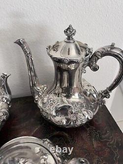 ENSEMBLE DE THÉ ET DE CAFÉ EN ARGENT WILCOX ANTIQUE CO. PLATE QUADRUPLE REPOUSSÉ 5 pièces 1893