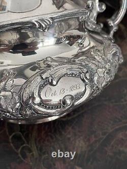 ENSEMBLE DE THÉ ET DE CAFÉ EN ARGENT WILCOX ANTIQUE CO. PLATE QUADRUPLE REPOUSSÉ 5 pièces 1893