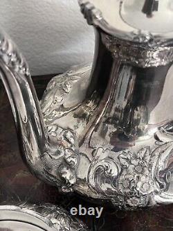 ENSEMBLE DE THÉ ET DE CAFÉ EN ARGENT WILCOX ANTIQUE CO. PLATE QUADRUPLE REPOUSSÉ 5 pièces 1893