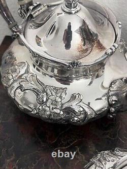 ENSEMBLE DE THÉ ET DE CAFÉ EN ARGENT WILCOX ANTIQUE CO. PLATE QUADRUPLE REPOUSSÉ 5 pièces 1893