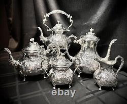 Ensemble à thé inclinable en argent plaqué antique Turton, avec motif gravé à la main, théière basculante. XIXe siècle.
