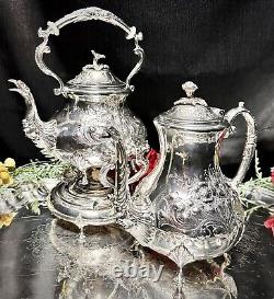 Ensemble à thé inclinable en argent plaqué antique Turton, avec motif gravé à la main, théière basculante. XIXe siècle.