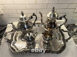 Ensemble de 5 pièces de café et de thé Vintage FB Rogers Silver Co avec plateau sur pieds 1982