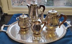 Ensemble de café et thé en argent plaqué de la marque Antique Christofle Gallia, comprenant 5 pièces.