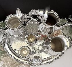 Ensemble de thé baroque Vintage en argent plaqué Wallace avec plateau de service et pieds.