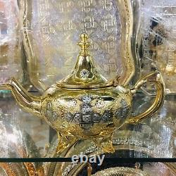 Ensemble de thé doré luxueux fait à la main marocain : théière, plateau à thé, ensemble de 6 tasses à thé