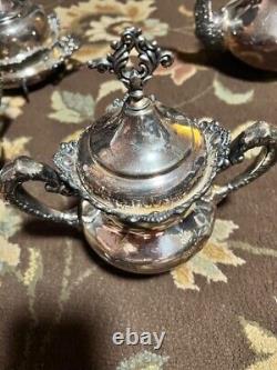 Ensemble de thé en argent de la compagnie Royal MFG, comprenant 5 pièces + couvercles, motif floral + gobelet Mint Julep.