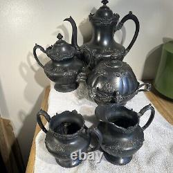 Ensemble de théière et de cafetière en argent gravé de 5 pièces de la Vtg Middletown Plate Co