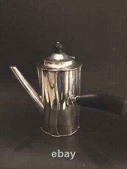 Service à café/thé Art Déco vers les années 1930, avec un look moderne, poignées et boutons en bois.