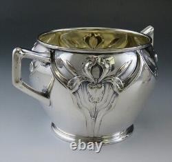 Service à thé en argent allemand Art Nouveau antique de 1890 avec bol à sucre et crémier aux iris.