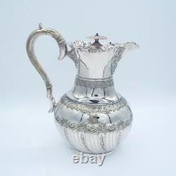 Service à thé en argent plaqué James Deakin de l'époque victorienne avec motifs repoussés.
