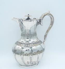 Service à thé en argent plaqué James Deakin de l'époque victorienne avec motifs repoussés.