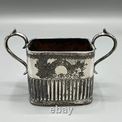 Service à thé en argent plaqué de style victorien avec théière en forme de cube, pot à crème, bol à sucre.