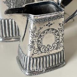 Service à thé en argent plaqué de style victorien avec théière en forme de cube, pot à crème, bol à sucre.