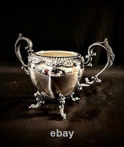 Service à thé en métal argenté Birmingham Silver Co. avec motif floral et raisins, 6 pièces (#7434)