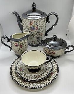 Service à thé en porcelaine marqué Rudolf Wachter Silver avec des fleurs pour 6 personnes évalué à 250,00€.