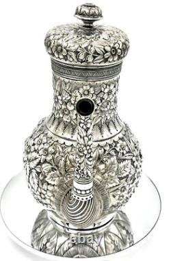 Un élégant service à thé en argent sterling repoussé Tiffany & Co. d'inspiration persane vers 1875