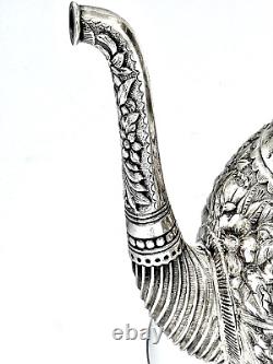 Un élégant service à thé en argent sterling repoussé Tiffany & Co. d'inspiration persane vers 1875