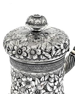 Un élégant service à thé en argent sterling repoussé Tiffany & Co. d'inspiration persane vers 1875