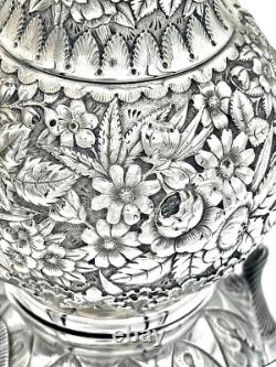 Un élégant service à thé en argent sterling repoussé Tiffany & Co. d'inspiration persane vers 1875