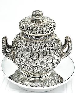 Un élégant service à thé en argent sterling repoussé Tiffany & Co. d'inspiration persane vers 1875