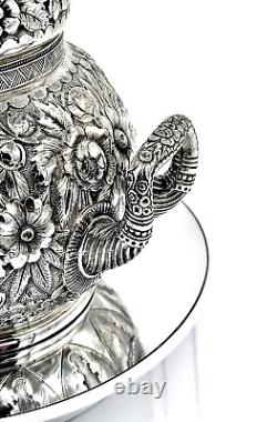 Un élégant service à thé en argent sterling repoussé Tiffany & Co. d'inspiration persane vers 1875